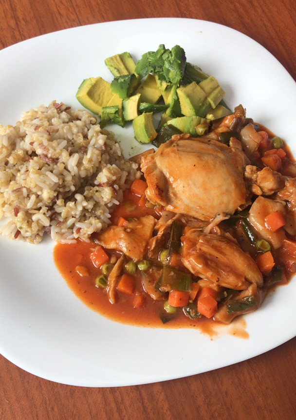 Una foto de Pollo con setas y verdurita