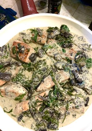 স্যামন উইথ ক্রিমি মাশরুম - স্পিন্যাচ (Salmon with Creamy Mushroom - Spinach Recipe in Bengali) রেসিপির প্রধান ছবি