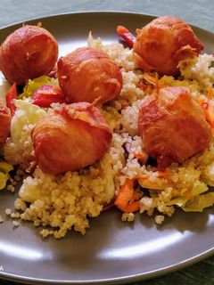Sajt-levelestésztában baconban, quinoával és friss salátával recept fotója