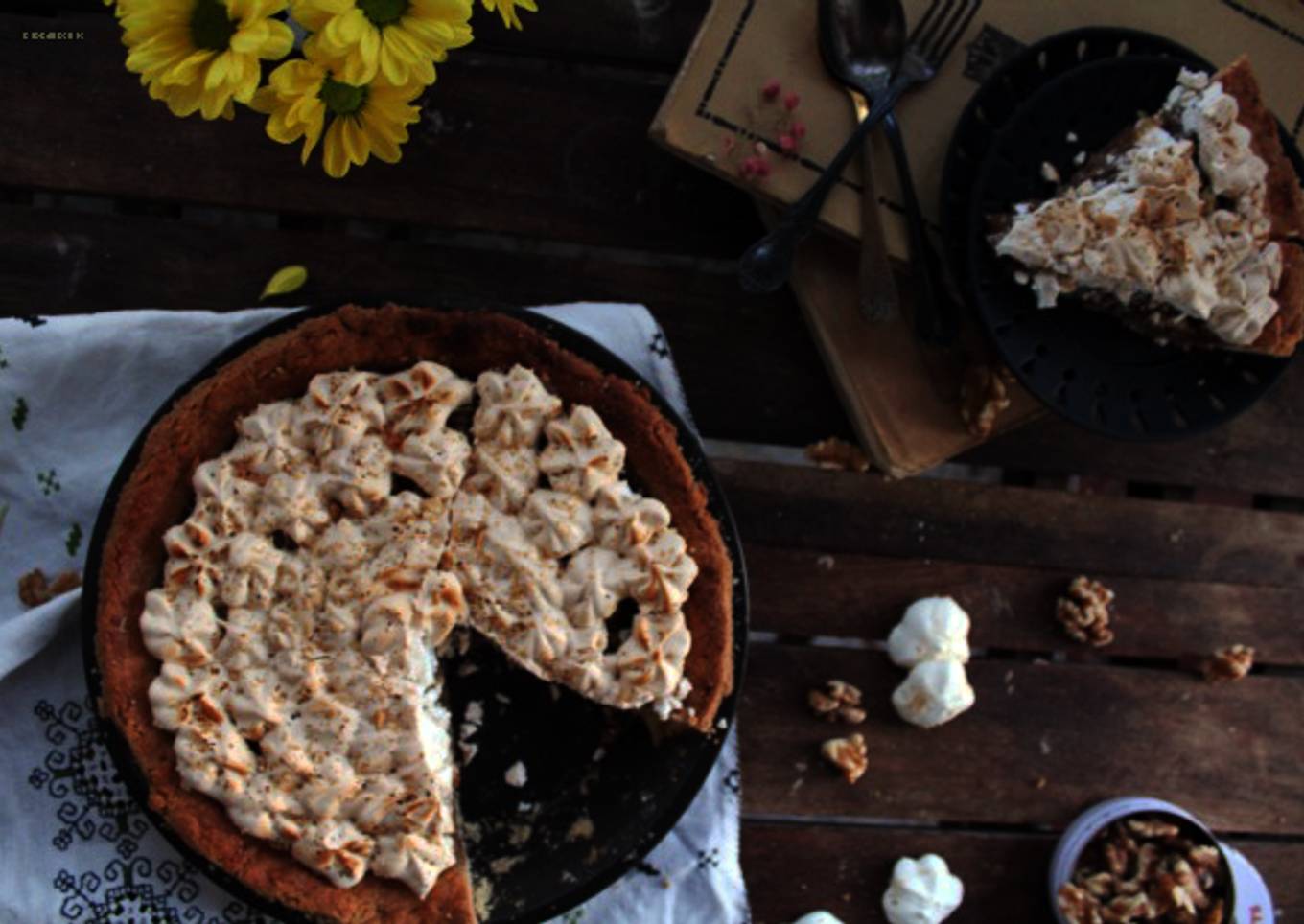 Pastaflora de membrillo , merengue y nueces de california