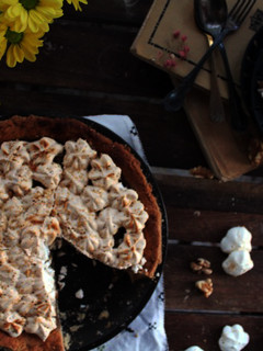 Una foto de Pastaflora de membrillo , merengue y nueces de california