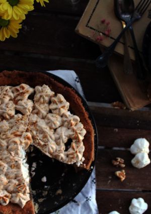 Una foto de Pastaflora de membrillo , merengue y nueces de california