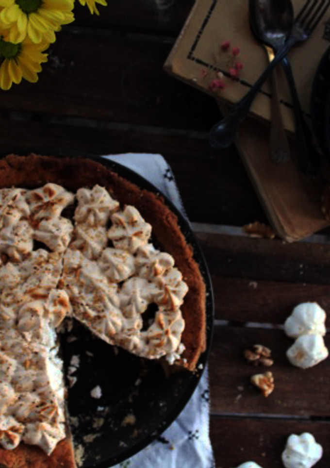 Una foto de Pastaflora de membrillo , merengue y nueces de california