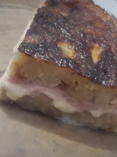 Una foto de Tortilla de papas rellena de jamón y queso