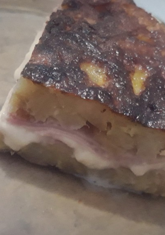 Una foto de Tortilla de papas rellena de jamón y queso