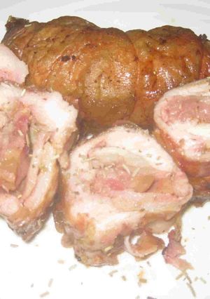 Una foto de Muslo y contramuslo relleno con bacon