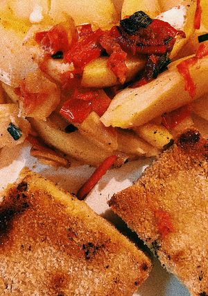 Una foto de Milanesas de TOFU con papas salteadas