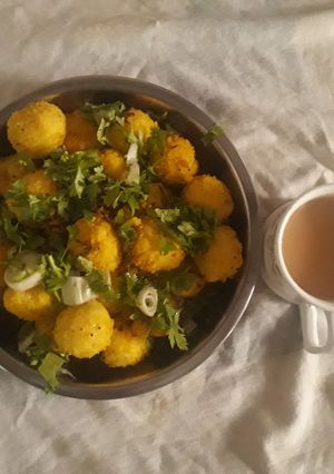 સોજી બોલ્સ(soji na balls recipe in Gujarati) રેસીપી મુખ્ય ફોટો