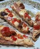 Pizza con cherry explotados, queso y jamón