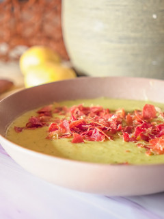 Una foto de Crema de puerro y calabacín con crujiente de jamón versión mejorada