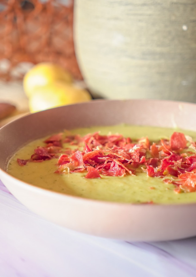 Una foto de Crema de puerro y calabacín con crujiente de jamón versión mejorada