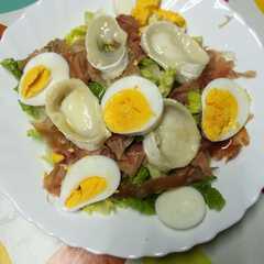 Una foto de Ensalada de queso de cabra y jamón serrano