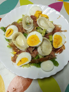 Una foto de Ensalada de queso de cabra y jamón serrano