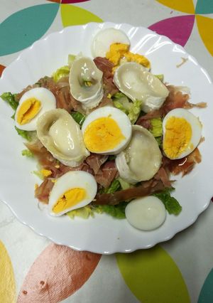 Una foto de Ensalada de queso de cabra y jamón serrano