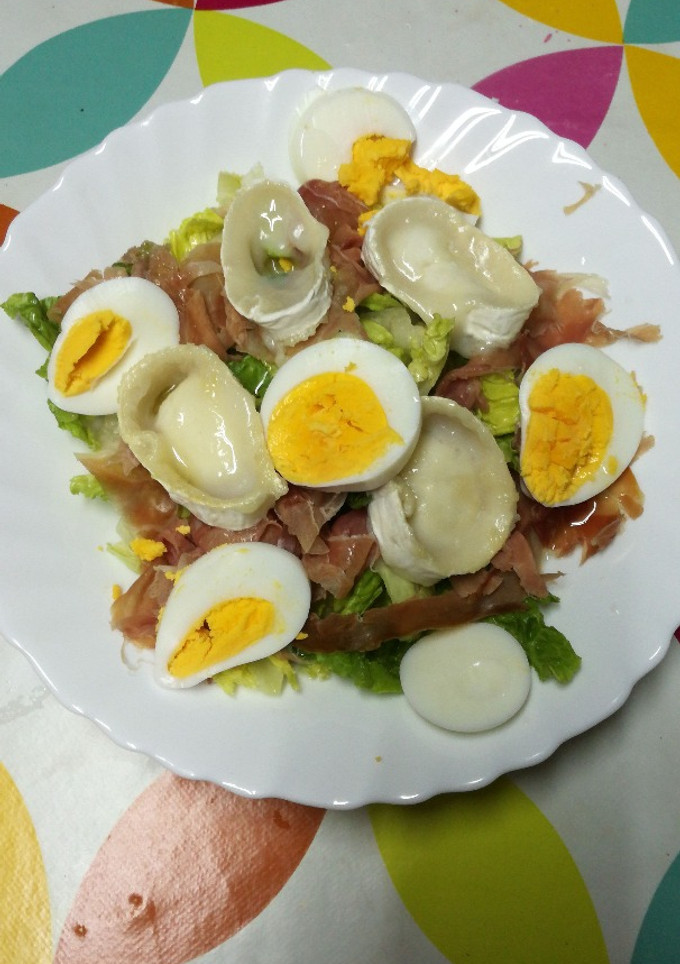 Una foto de Ensalada de queso de cabra y jamón serrano