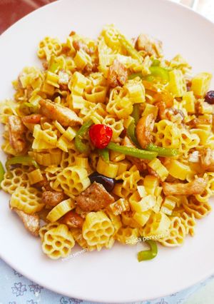 A picture of Chicken Chilli Dry with flower macroni.