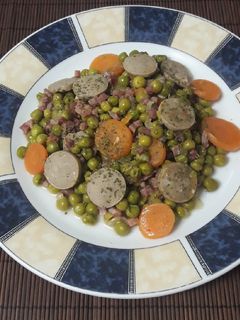 Una foto de Guisantes con salchichas