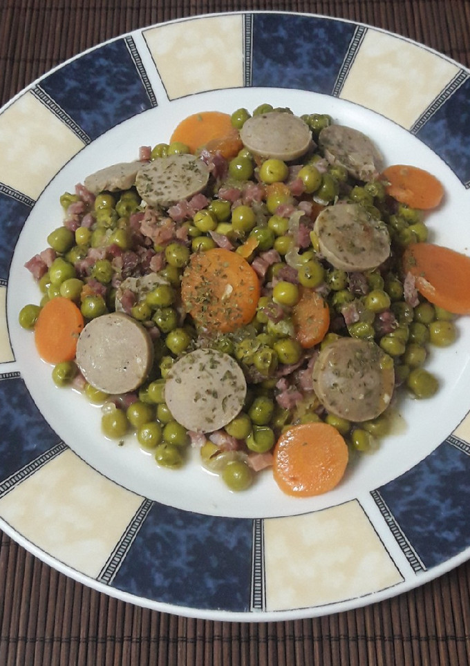 Una foto de Guisantes con salchichas