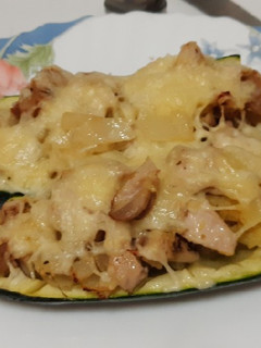 Foto principal de Calabacín relleno de pollo en airfryer, microondas y sartén