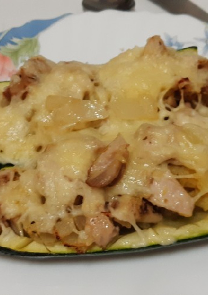 Una foto de Calabacín relleno de pollo en airfryer, microondas y sartén