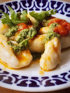 Una foto de Gnocchi de patata caseros con tomate cherry confitado y pesto de rúcula con nueces