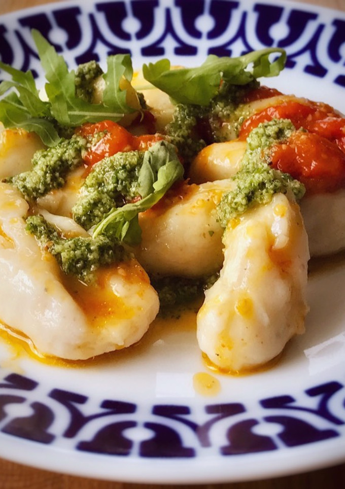 Una foto de Gnocchi de patata caseros con tomate cherry confitado y pesto de rúcula con nueces