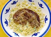 Una foto de bife a la olla con fideo