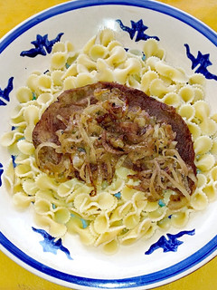 Una foto de Corbatitas con Bistec Encebollado