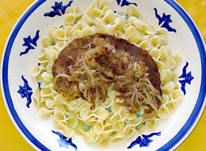 Una foto de Corbatitas con Bistec Encebollado