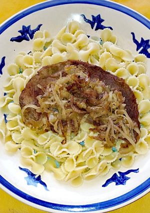 Una foto de Corbatitas con Bistec Encebollado