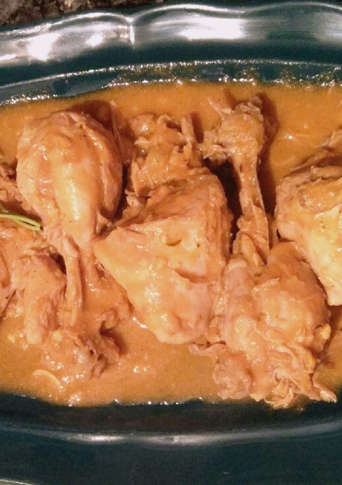 Una foto de Pollo en salsa tomillo con curry
