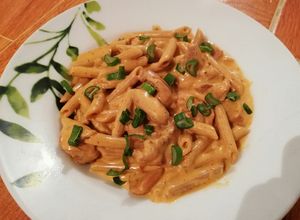 Una foto de Pasta y Pollo en Salsa Cremosa de Chipotle