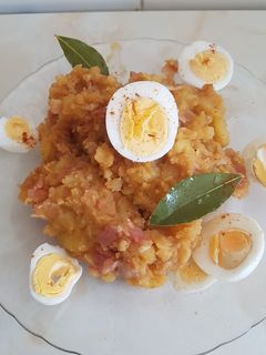 Una foto de Patatas revolconas con bacon y huevo cocido