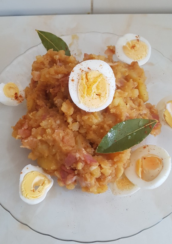 Una foto de Patatas revolconas con bacon y huevo cocido