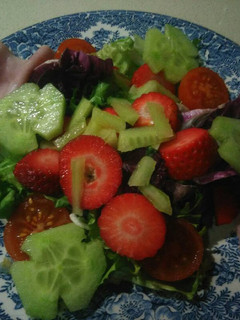 Una foto de Ensalada de flores de pepino