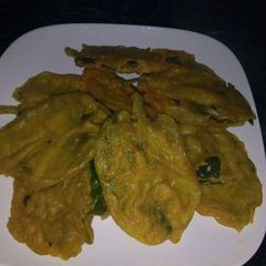 A picture of Puyi Saag leaf pakoda.