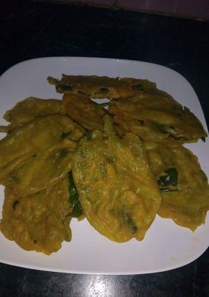 A picture of Puyi Saag leaf pakoda.