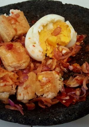 Foto resep Sambal bawang merah penyet tahu,tempe,telor