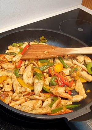 Una foto de Pollo con verduras