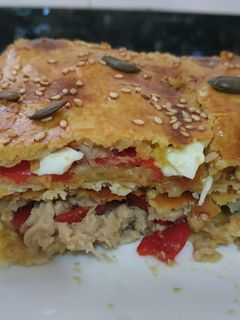 Una foto de Empanada de atún, pimiento, huevo y paté