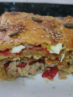 Una foto de Empanada de atún, pimiento, huevo y paté
