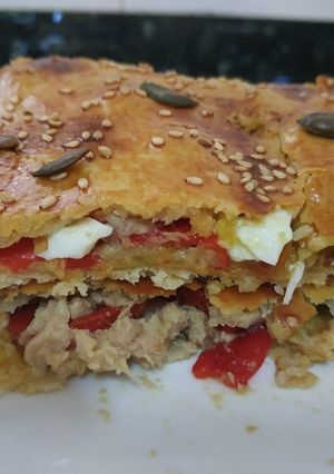 Una foto de Empanada de atún, pimiento, huevo y paté