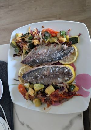 Una foto de Jurel al horno con verduritas