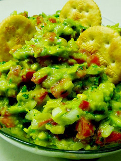 A picture of Guacamole a la mexicana.