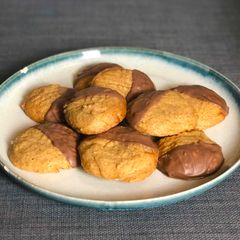 A picture of Easy-Peasy Peanut Butter Chocolate Cookies.