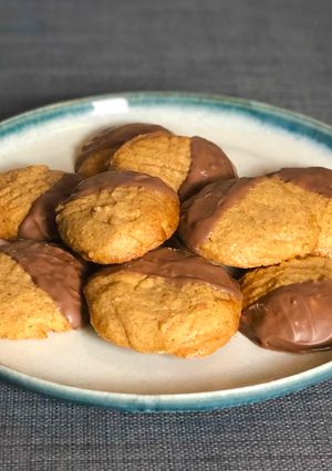 A picture of Easy-Peasy Peanut Butter Chocolate Cookies.