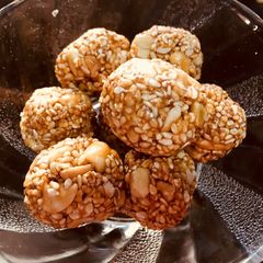 A picture of Til-Sheng Gud laddoo (Peanut-Sesame Jaggery balls).