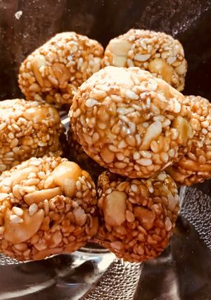 A picture of Til-Sheng Gud laddoo (Peanut-Sesame Jaggery balls).