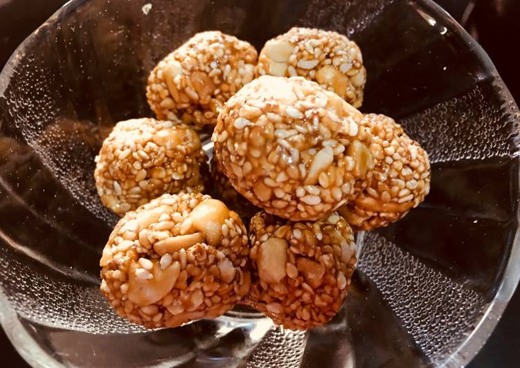 Til-Sheng Gud laddoo (Peanut-Sesame Jaggery balls)
