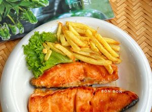 Hình của món Steak Cá Hồi Áp Chảo - Khoai Tây Chiên.